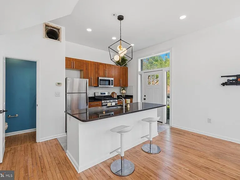 642 15th St NE #2 — Photo 8