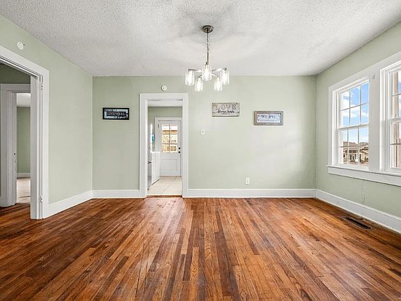 5th image of 922 Windsor St