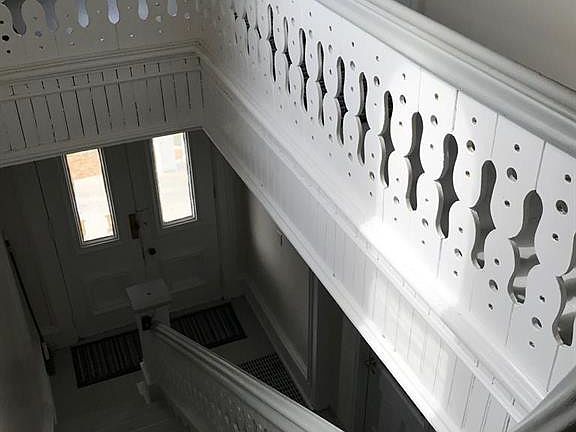 4th image of 402 W Broadway St
