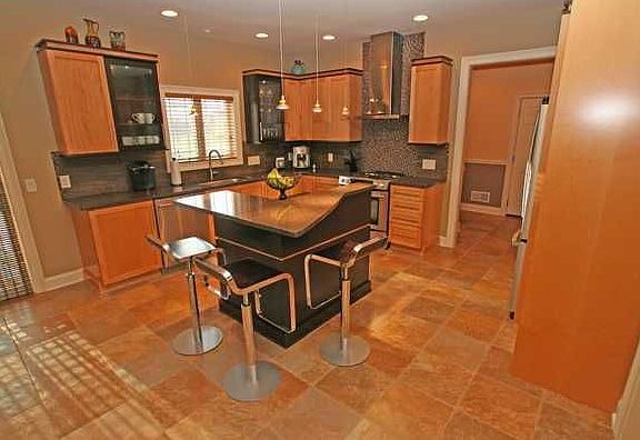 3rd image of 7 Oakbrook Ln