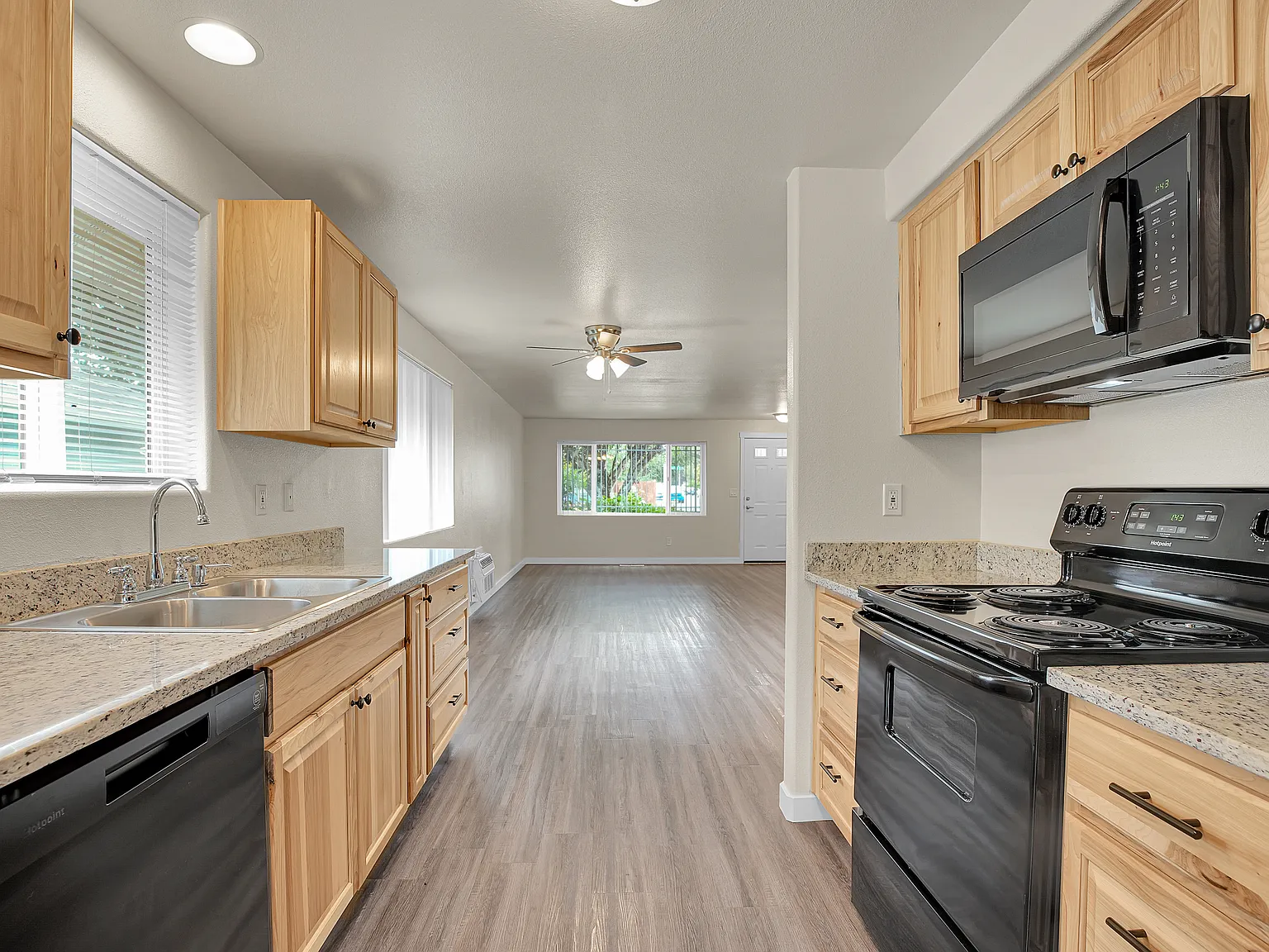 3 bed, 1200 sqft, $2,300 — Photo 3