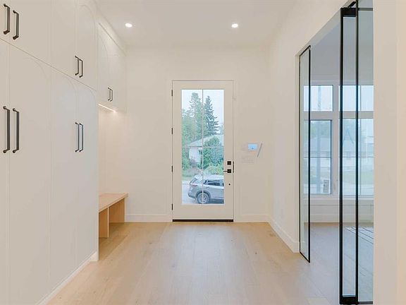 4th image of 2207 N Victoria Cres NW