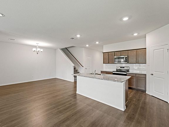 5th image of 728 Fueller Dr