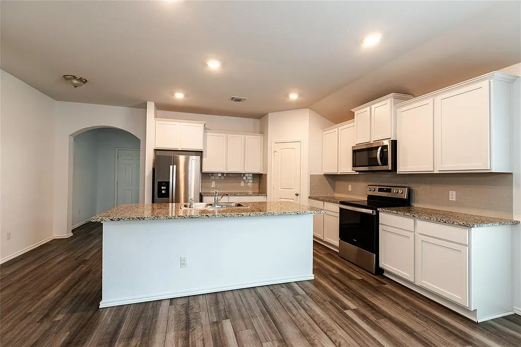 3 bed, 2.0 bath, 2121 sqft, $2,000 — Photo 2
