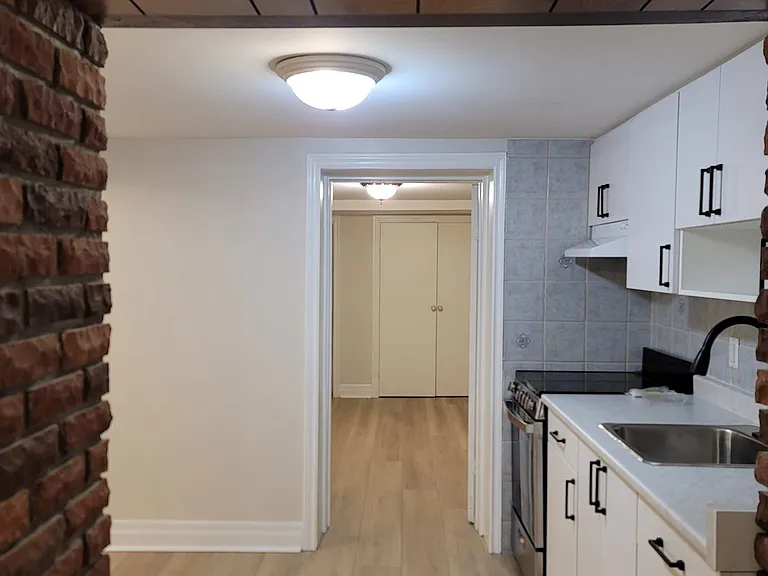 11 Rusholme Dr #LOWER — Photo 8