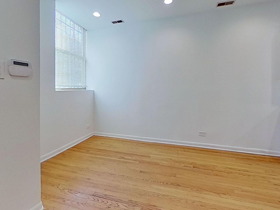 1st image of 900 W Gunnison St #0