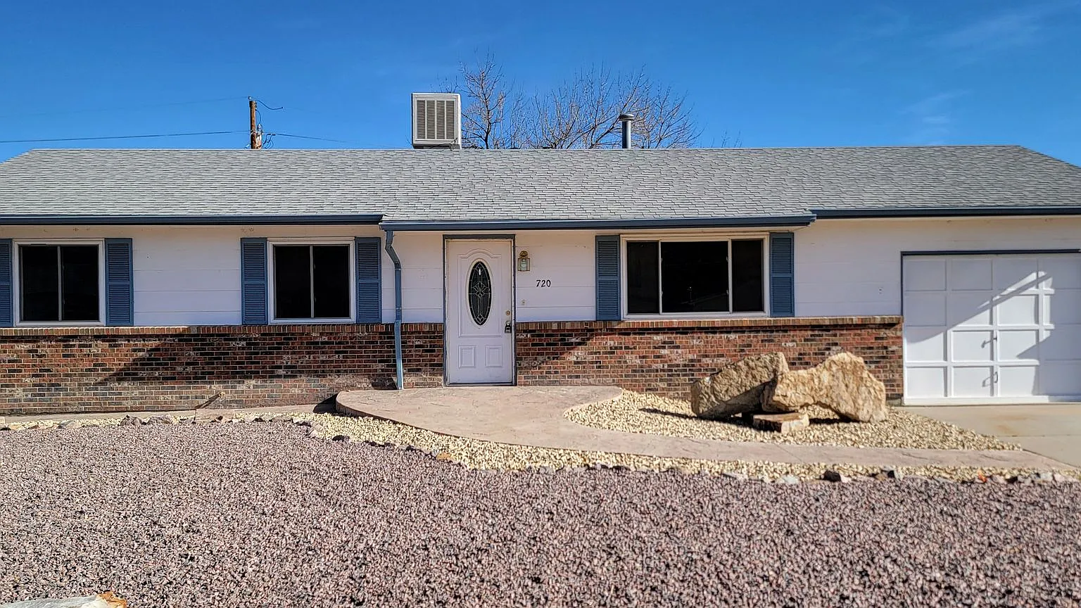 3 bedroom 1.5 bath with a Large Detached Garage — Photo 1