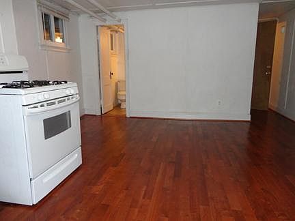 Showing the living space - bathroom and hallway to apartment entrance.