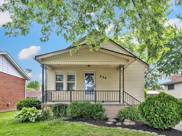 928 Lacasse Blvd, Tecumseh, ON N8N 2C5