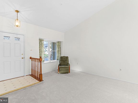4th image of 26 Bedford Dr