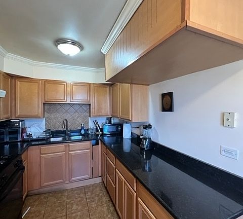5th image of 5335 N California Ave #304