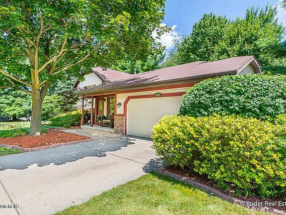 3rd image of 5620 Riverlook Dr NE