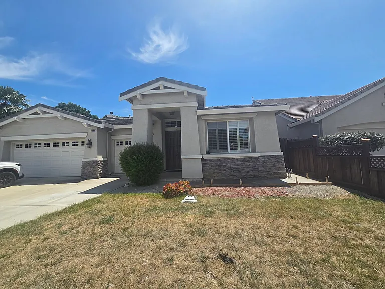 2086 Shenandoah Dr — Photo 1