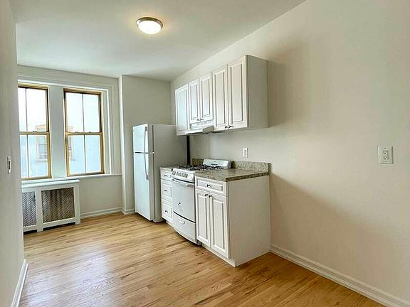 5th image of 402 E 65th St APT 6F