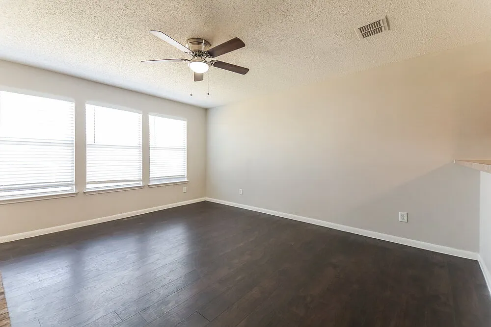 3 bed, 2.0 bath, 1428 sqft, $1,905 — Photo 4