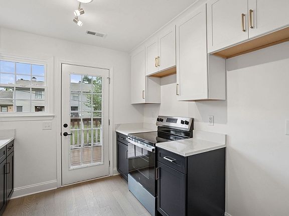 4th image of 225 Ellington Pl
