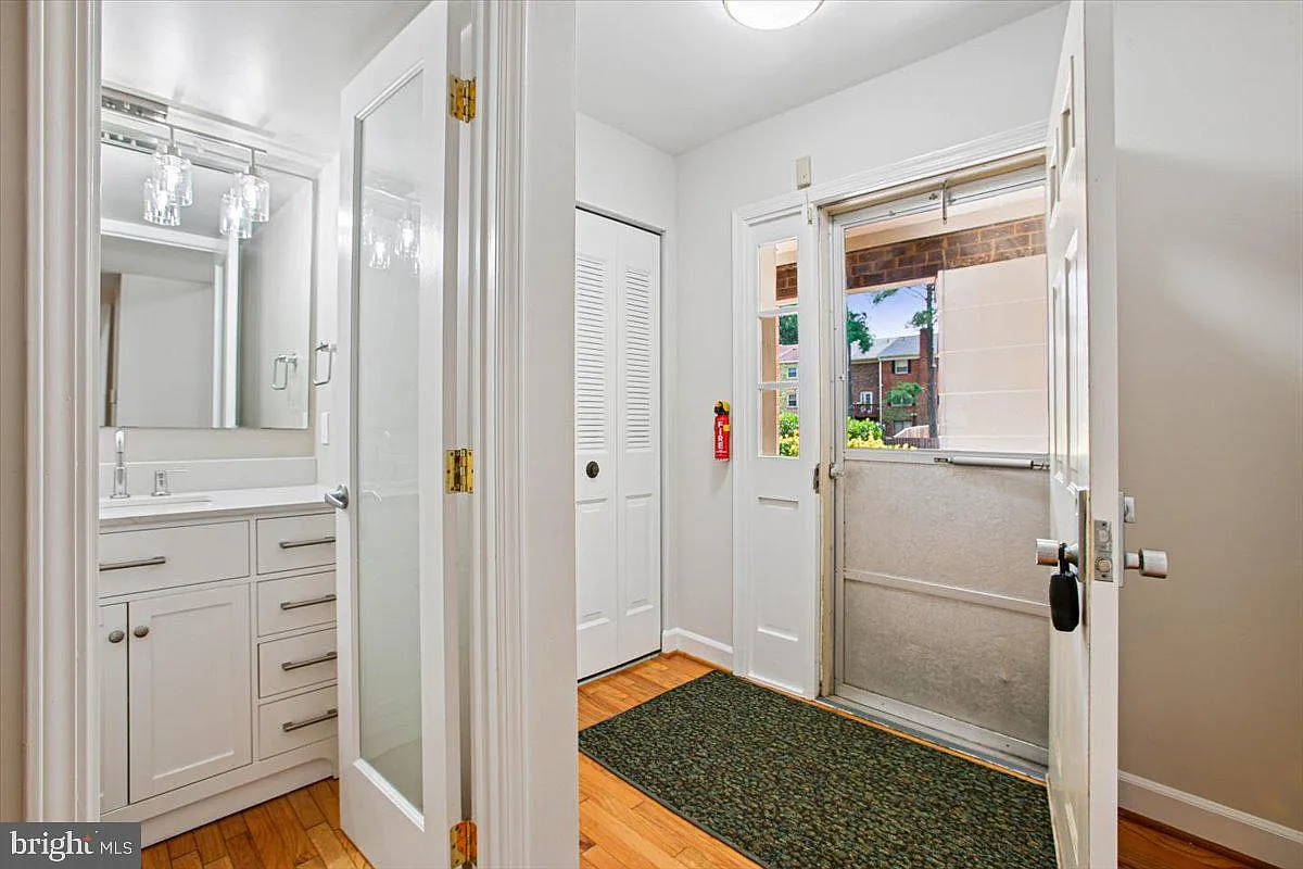 3 bed, 4.0 bath, 1706 sqft, $3,600 — Photo 3