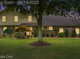29251 Creek Bend Dr, Farmington Hills, MI 48331