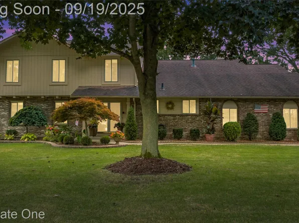 29251 Creek Bend Dr, Farmington Hills, MI 48331