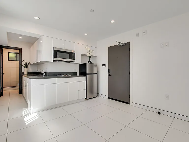 946 S Ridgeley Dr #101 — Photo 6