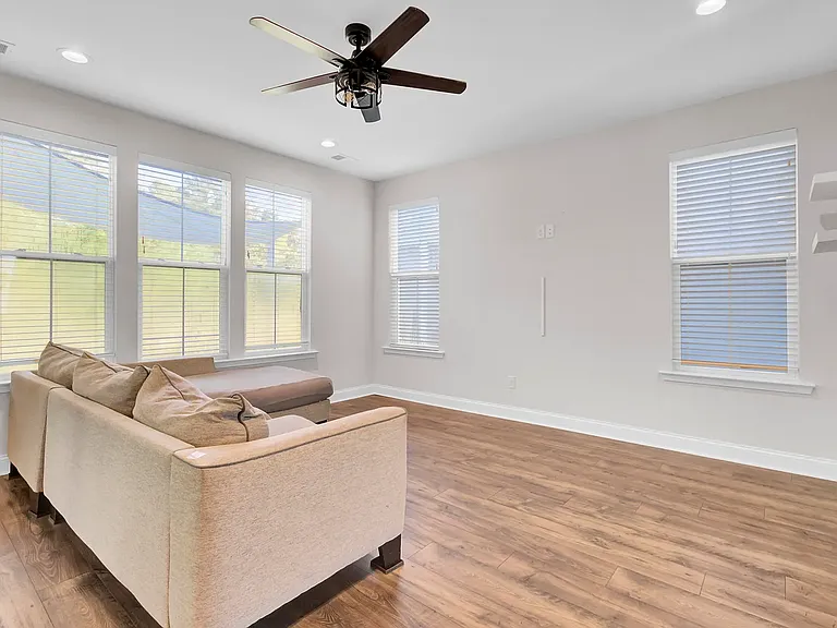 115 Hawthorne Landing Dr — Photo 10