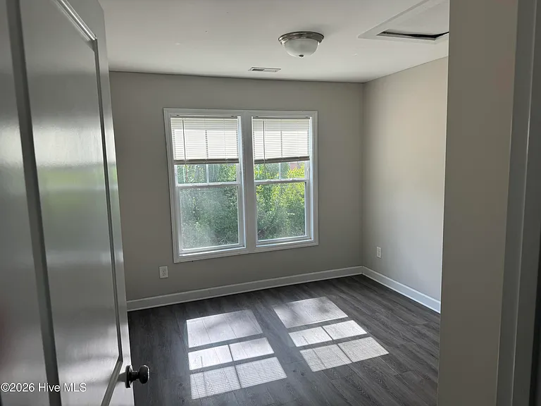 214 Jordan Ln — Photo 10