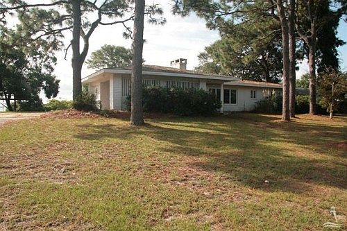 1st image of 120 River Dr