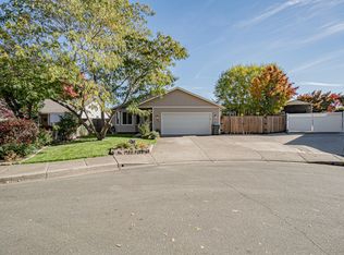 1190 White Chapel Dr, Central Pt, OR 97502