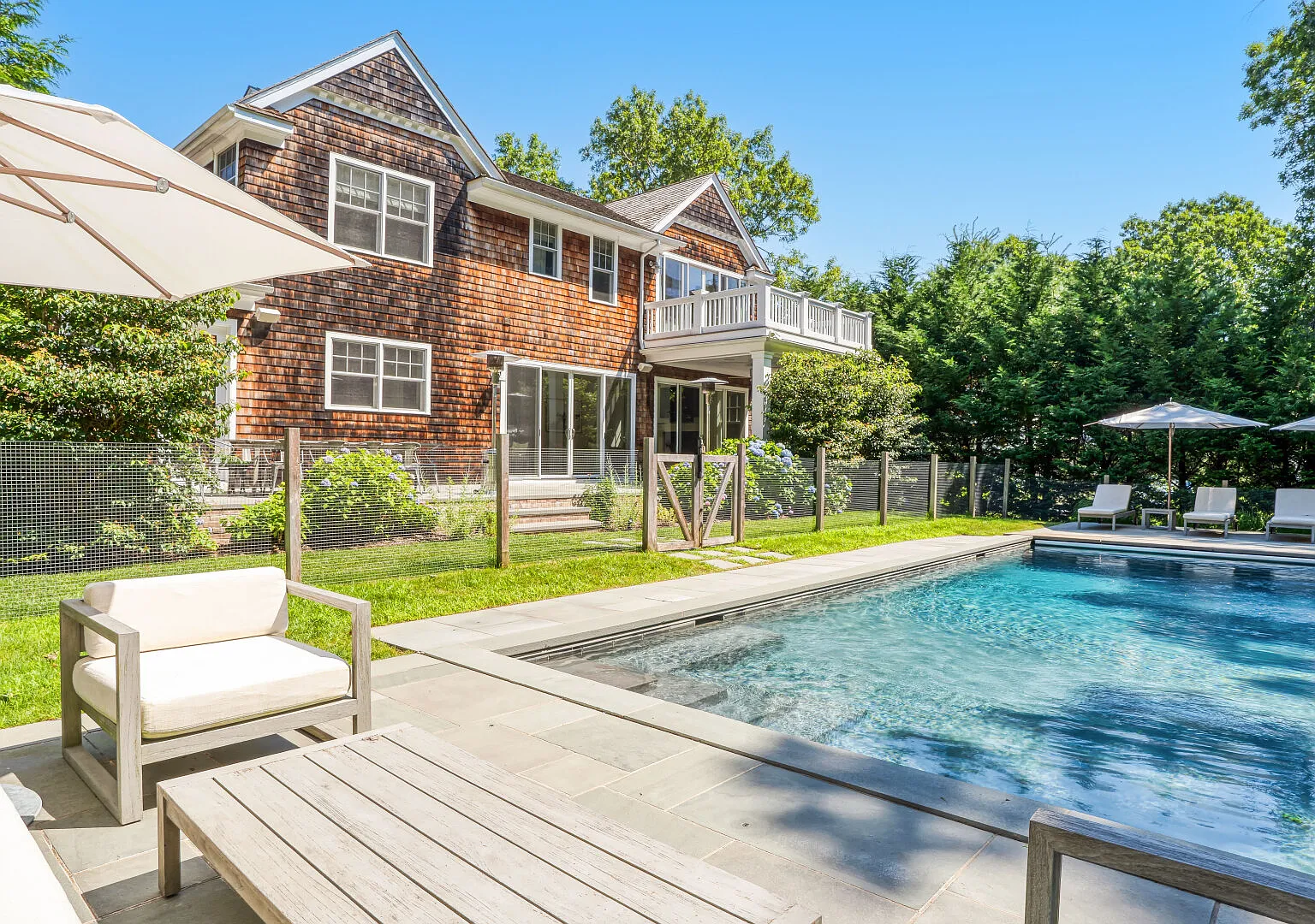 Timeless Hamptons style Beach Home, heated saltwater pool — Photo 2