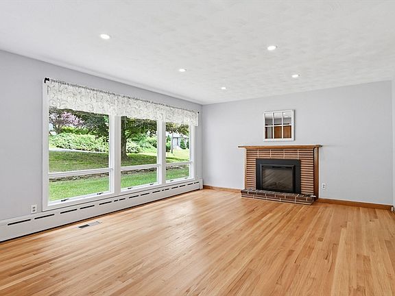 5th image of 71 Cedar Ter