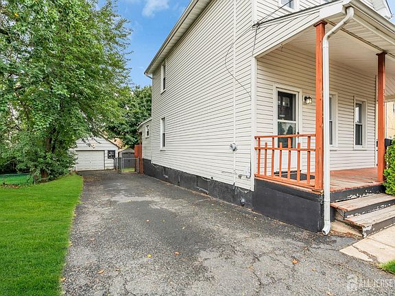4th image of 372 Prospect St