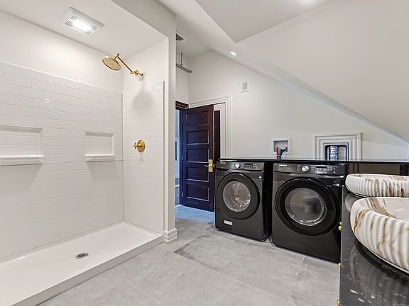 5th image of 905 N Main St #301