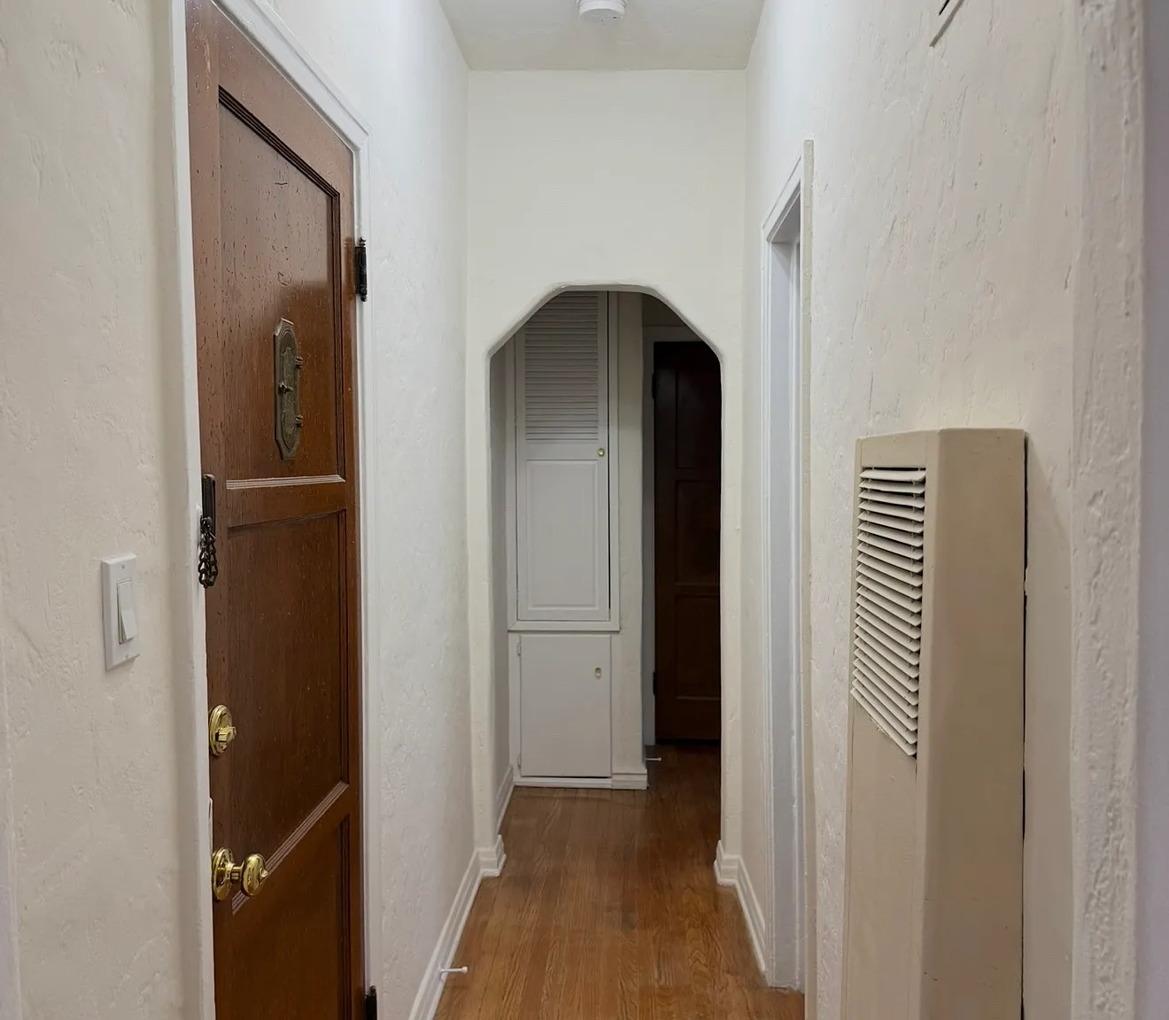 232 N Clark Dr — Photo 3