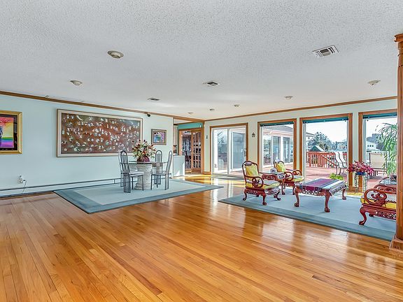 3rd image of 285 Willetts Ln