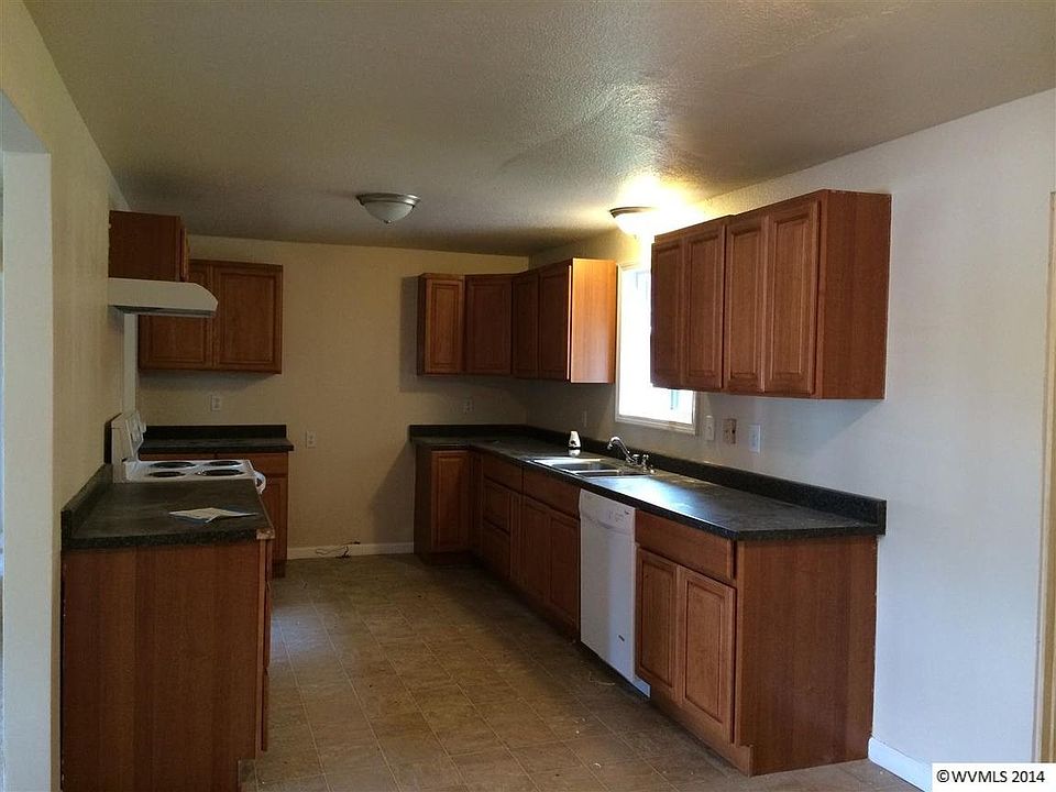 2nd image of 3021 Lynn St NE