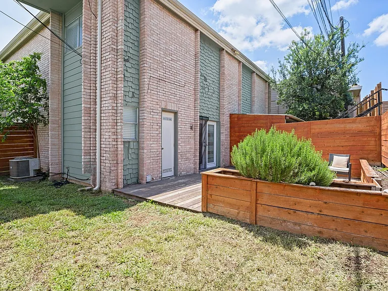 6410 Chimney Creek Cir #B — Photo 1