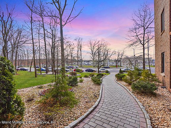 3rd image of 2 Elmwood Park Dr APT 123