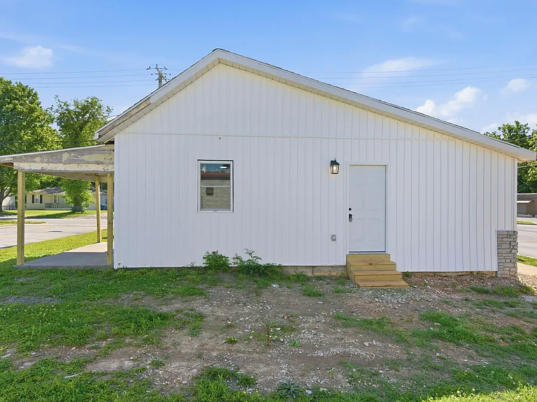 1339 E Division St — Photo 23