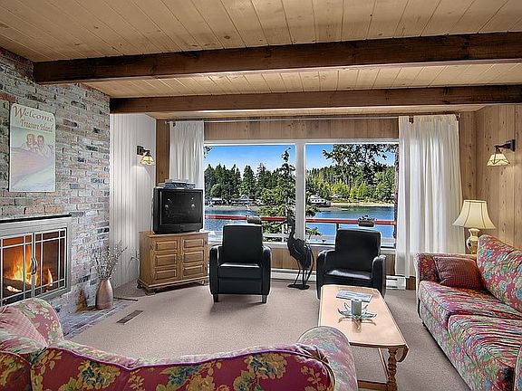 Livingroom with fireplace