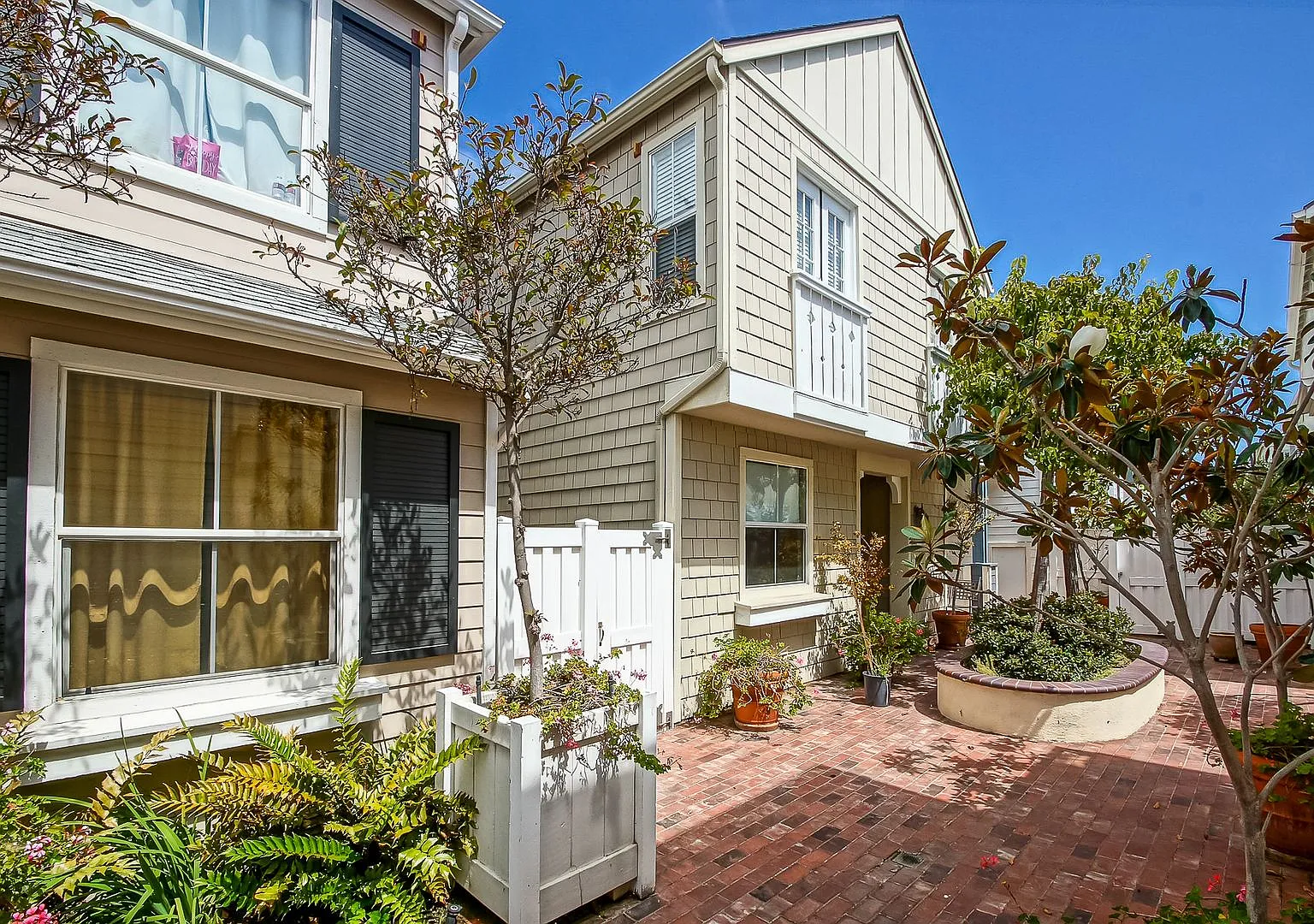 Beautiful, Bright & Airy, 3br2.5ba Townhome On The Western-Most Corner/End Of The Exclusive 1800 ... — Photo 1
