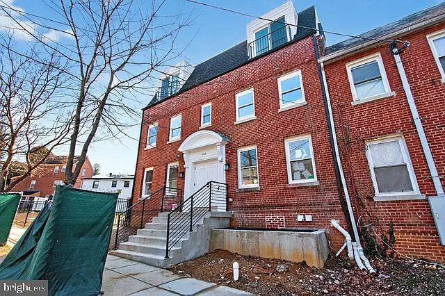 2 bed, 2.0 bath, 2800 sqft, $3,000 — Photo 2