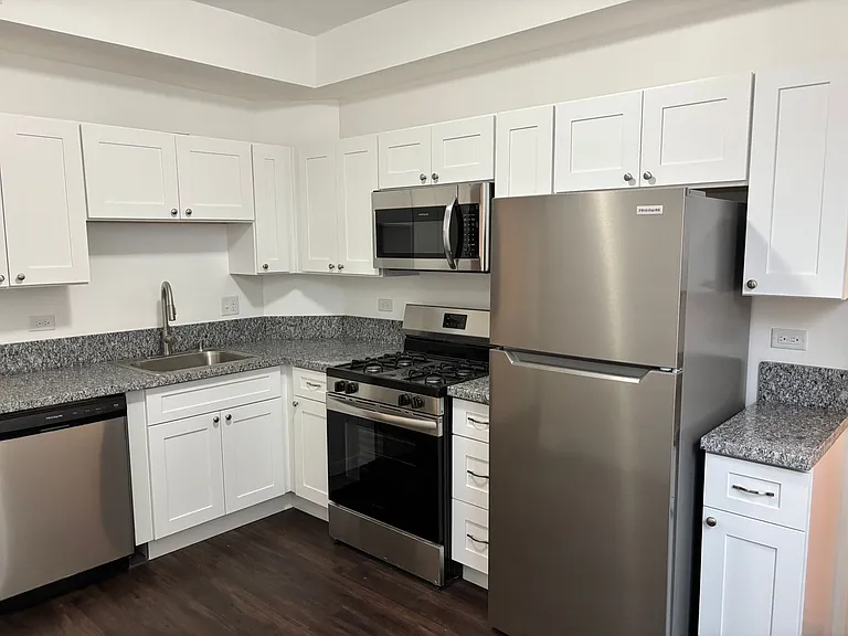 1007 N Lavergne Ave — Photo 2