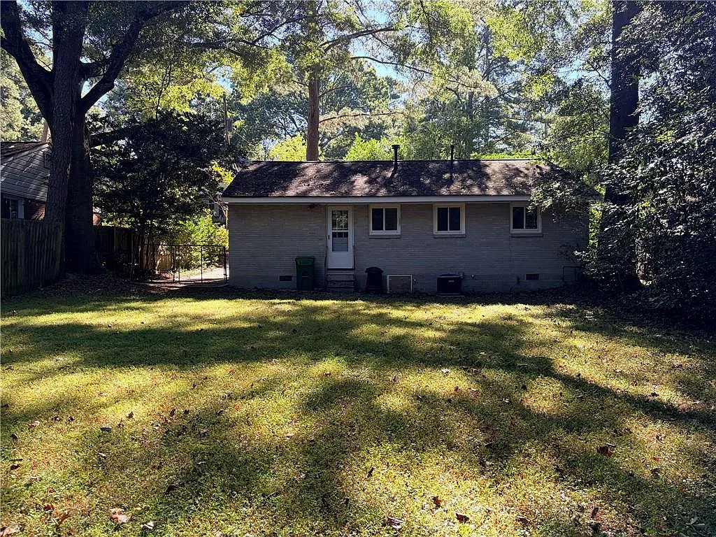 3 bed, 1.0 bath, 1026 sqft, $2,100 — Photo 3