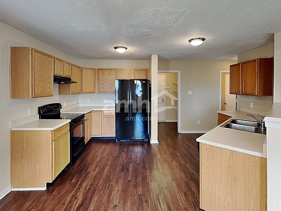 3rd image of 489 Bourneside Dr