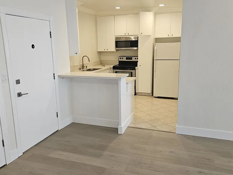 827 2nd St #303 — Photo 16