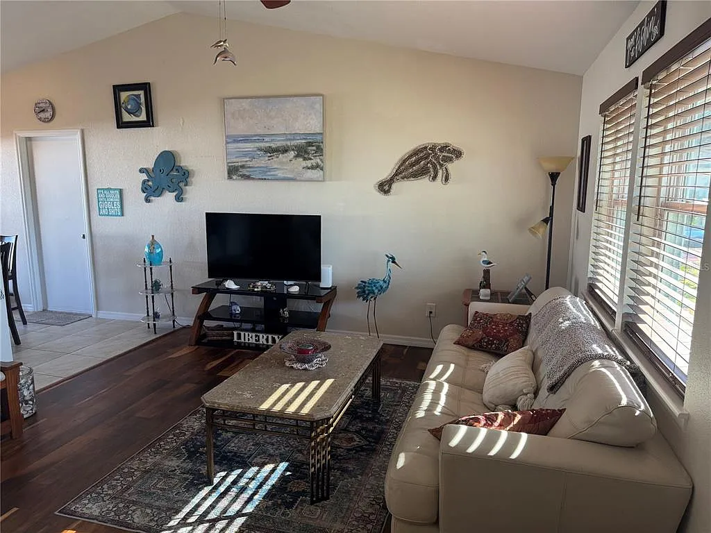 3 bed, 2.0 bath, 1140 sqft, $3,000 — Photo 4
