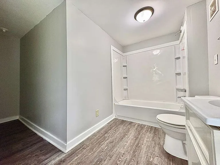 2202 Kemble Ave — Photo 7
