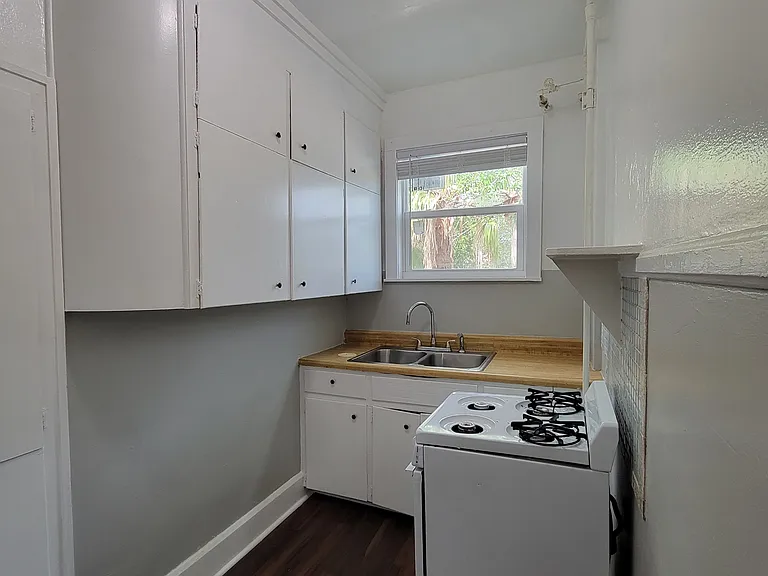 205 16th Ave NE #11 — Photo 4