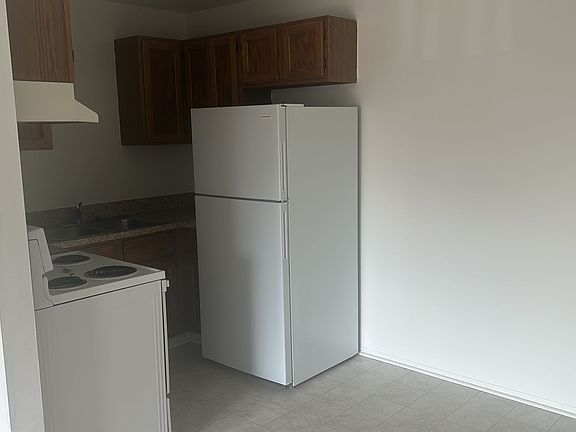 2nd image of 271 Garden Ln #2B-1Ba-975Sqft