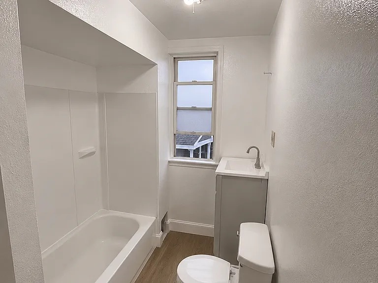1723 Commercial St — Photo 10